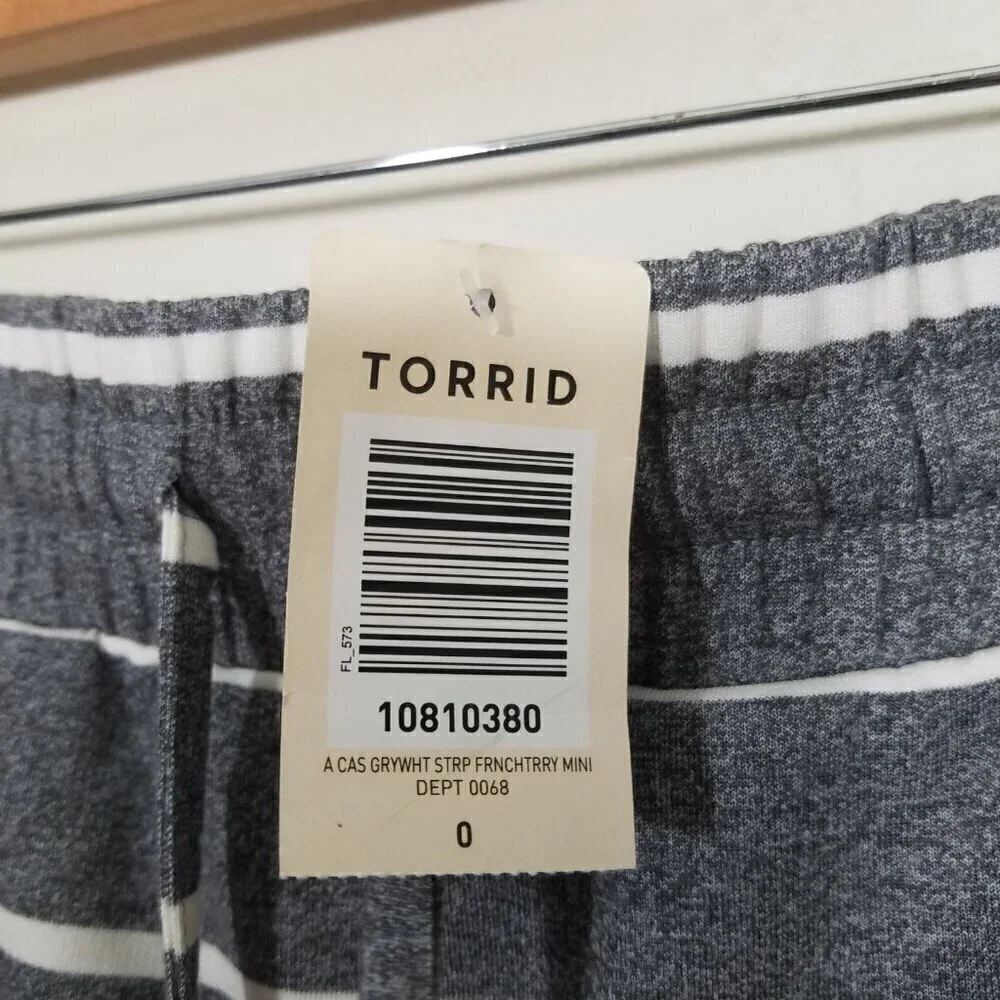 NWT Torrid Gray/White Mini Skirt with Pockets Size 0 - Picture 3 of 6
